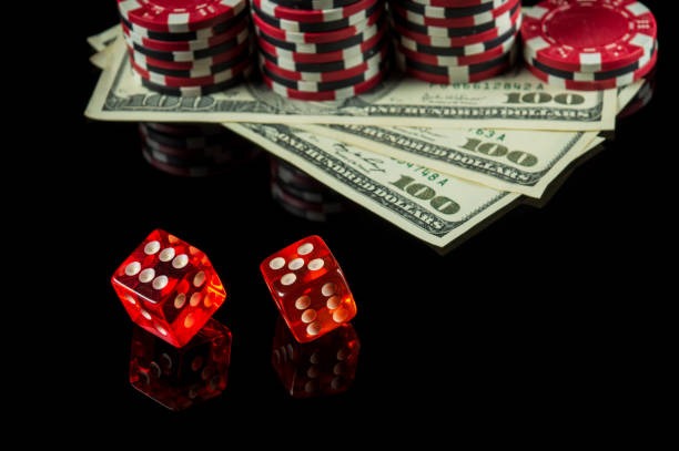 Money Train slot interface showing reel grid and payout table